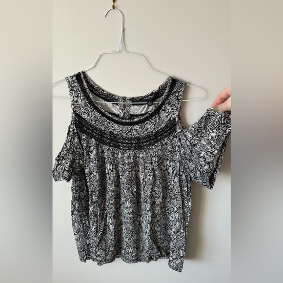 B&W Cold Shoulder Tee - Picture 4 of 5